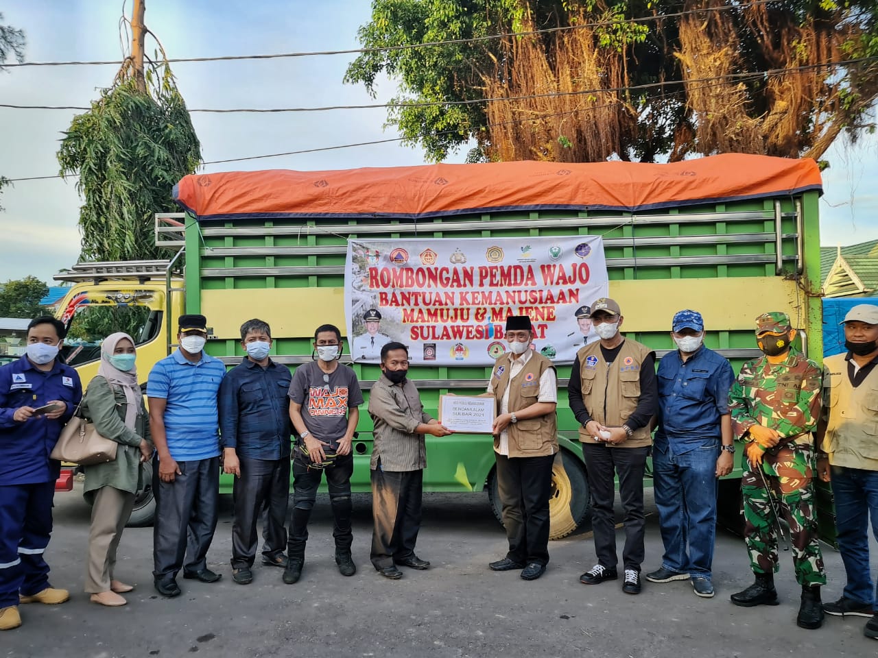 Plt Bupati Majene Terima Bantuan untuk Korban Gempa dari Bupati Wajo